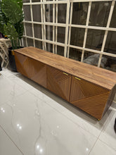 Nicholas LCD Console