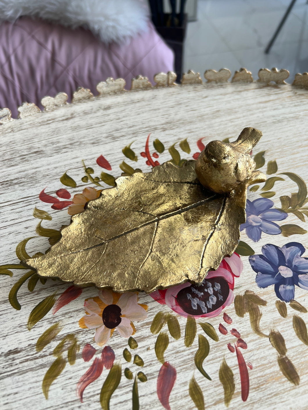 Flat sparrow candle stand