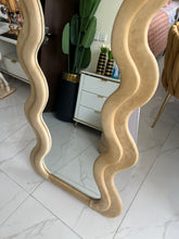 Wavy round mirror
