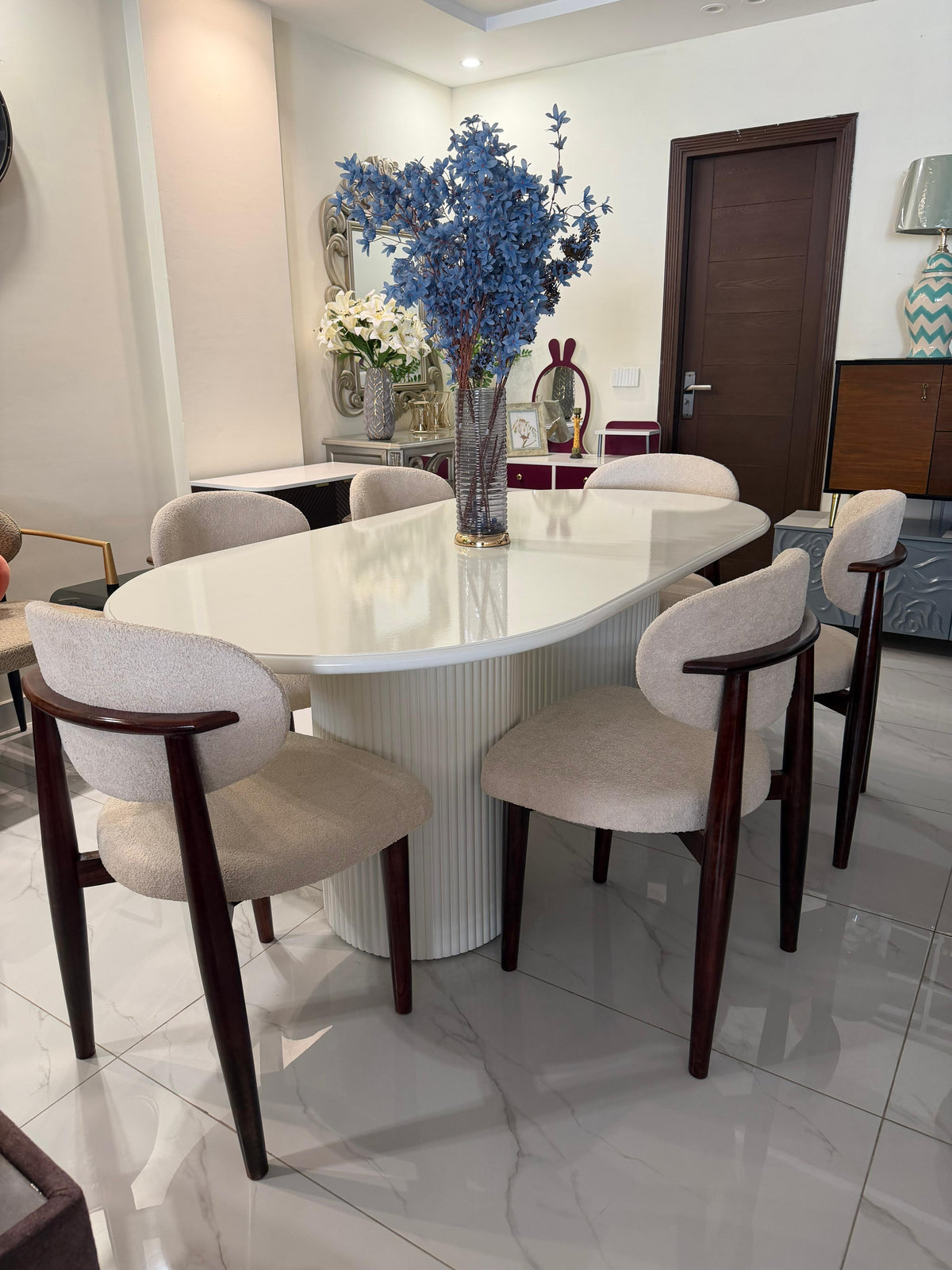 White Deco Dining Table with Woody Chairs