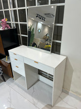 Daisy makeup Vanity