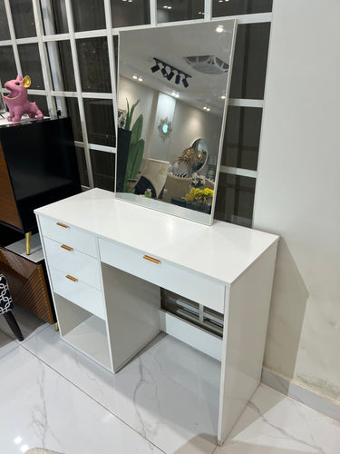 Daisy makeup Vanity