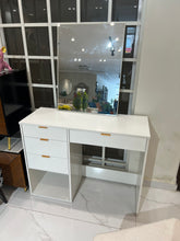 Daisy makeup Vanity