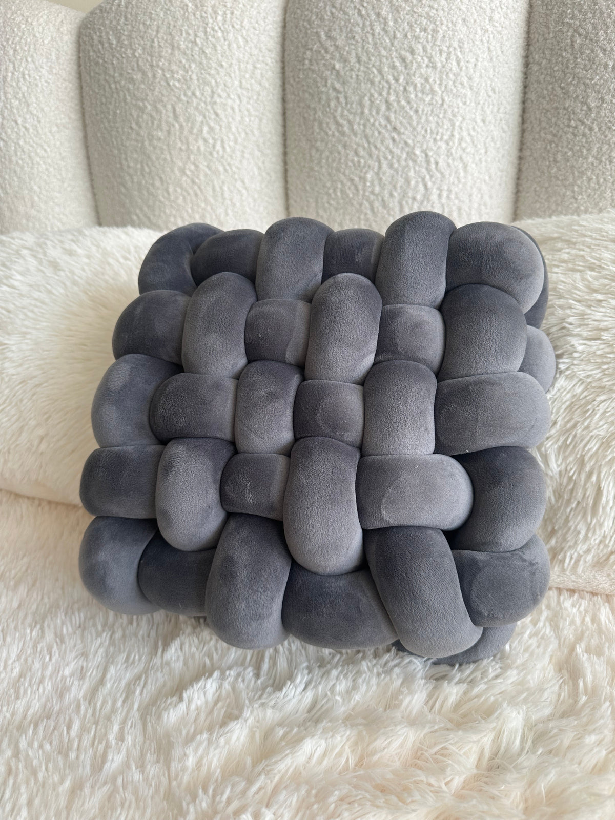 Knotted Cushion 02