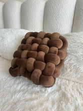 Knotted Cushion 01