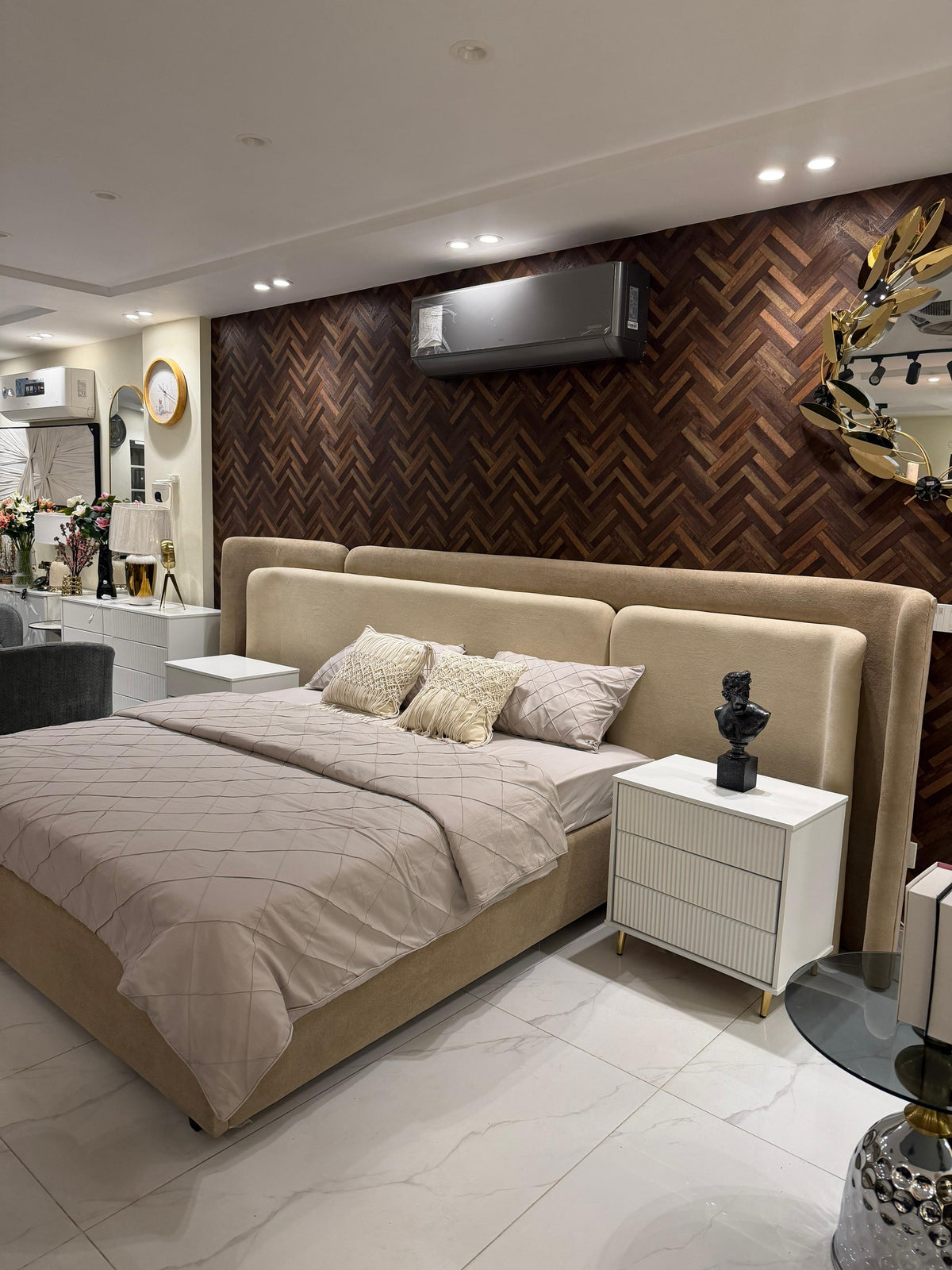 Valencia boucle bed 2 tone