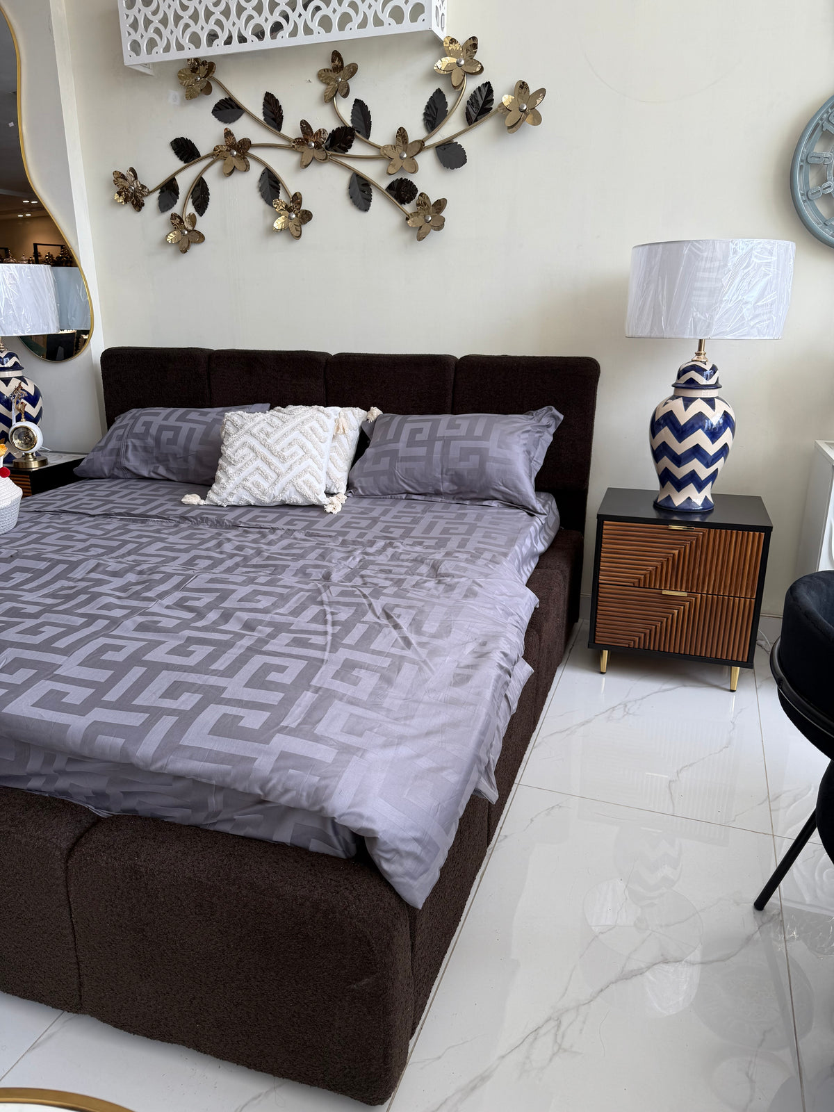 Black Glory boucle bed