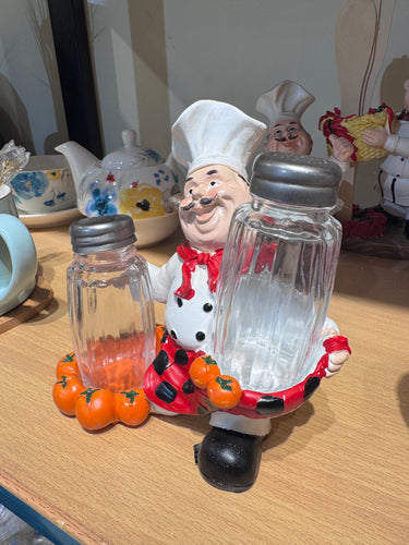 Chef with pepper and salt 02