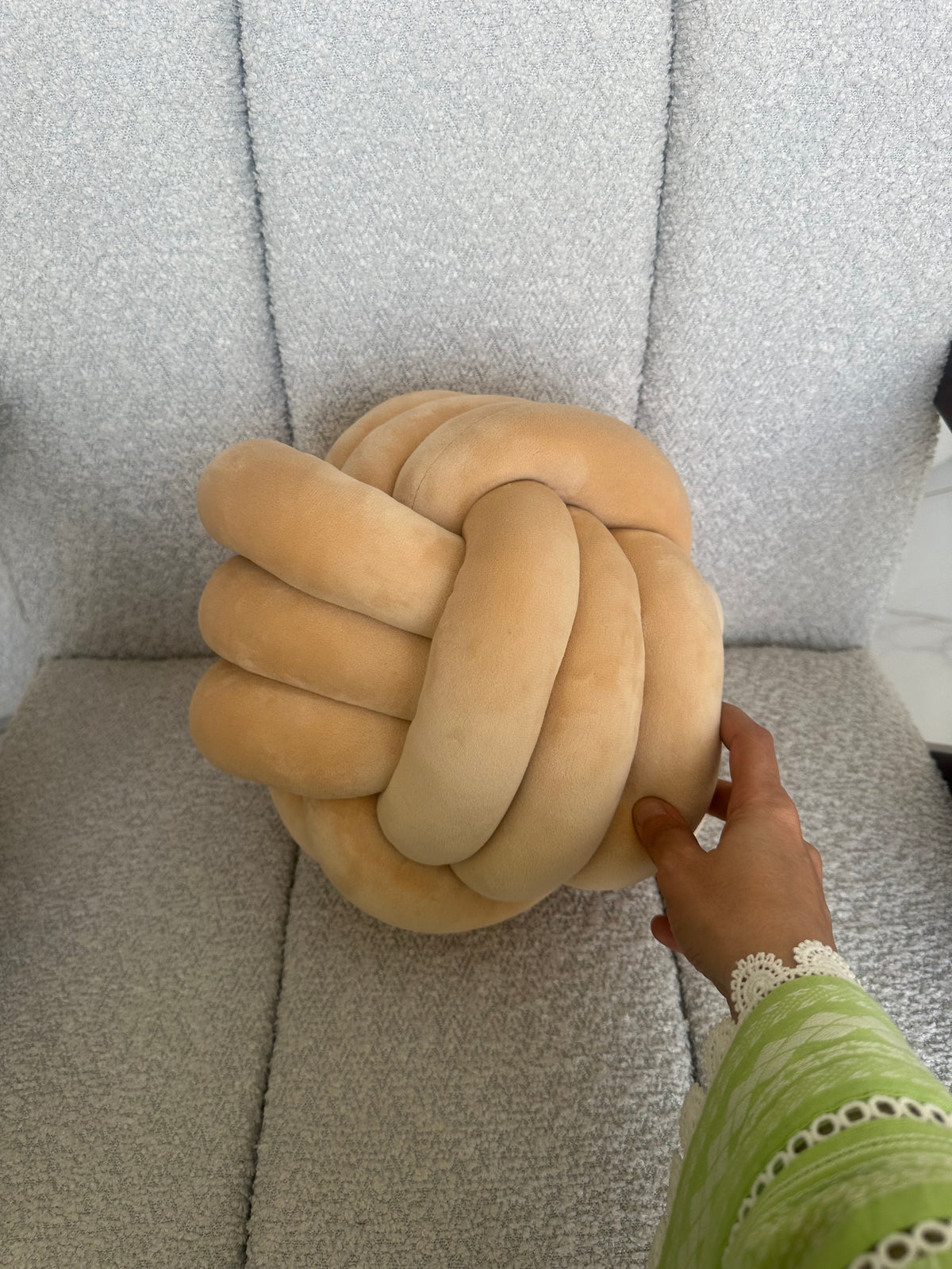 Knotted Cushion 06