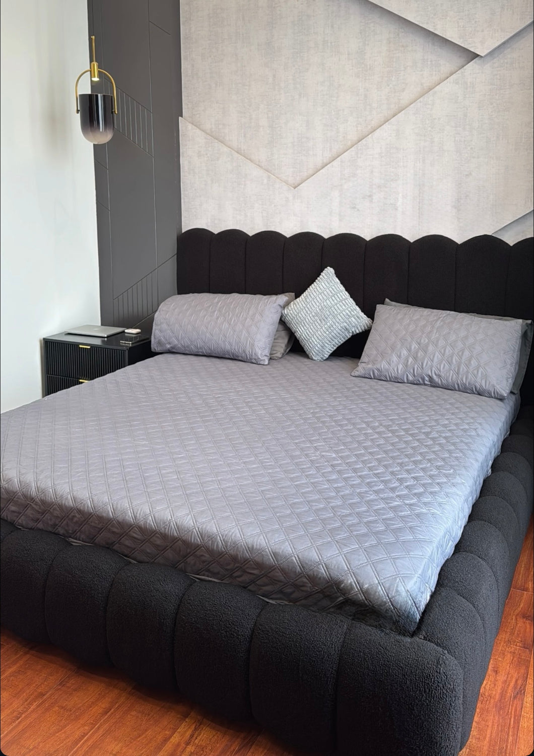 Black Rocky boucle bed