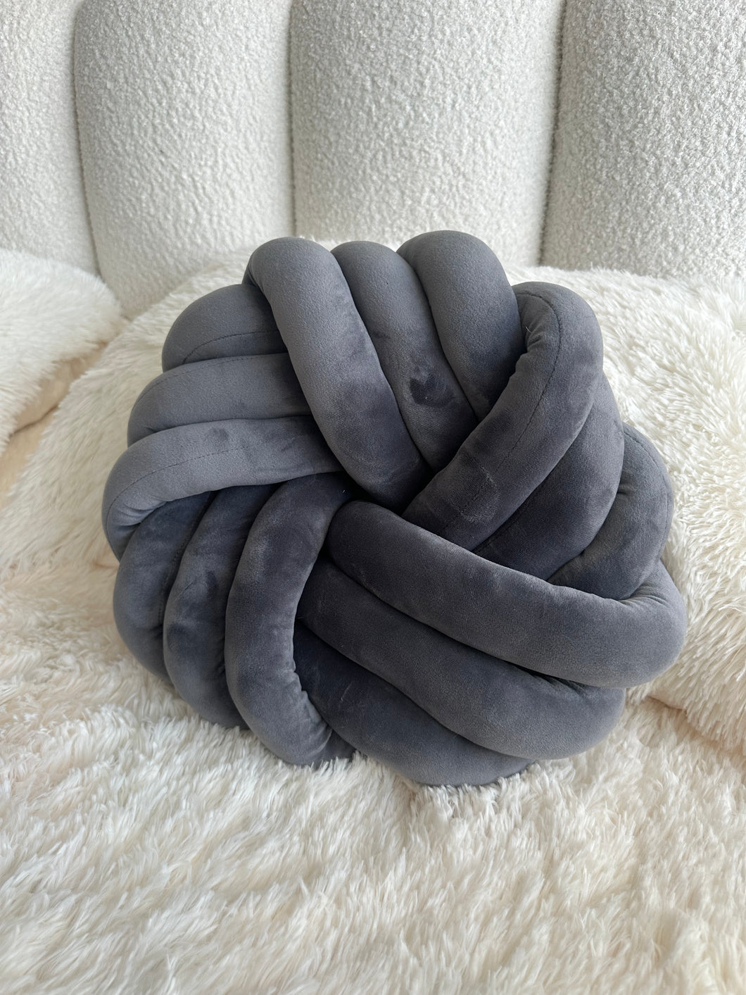 Knotted Cushion 07