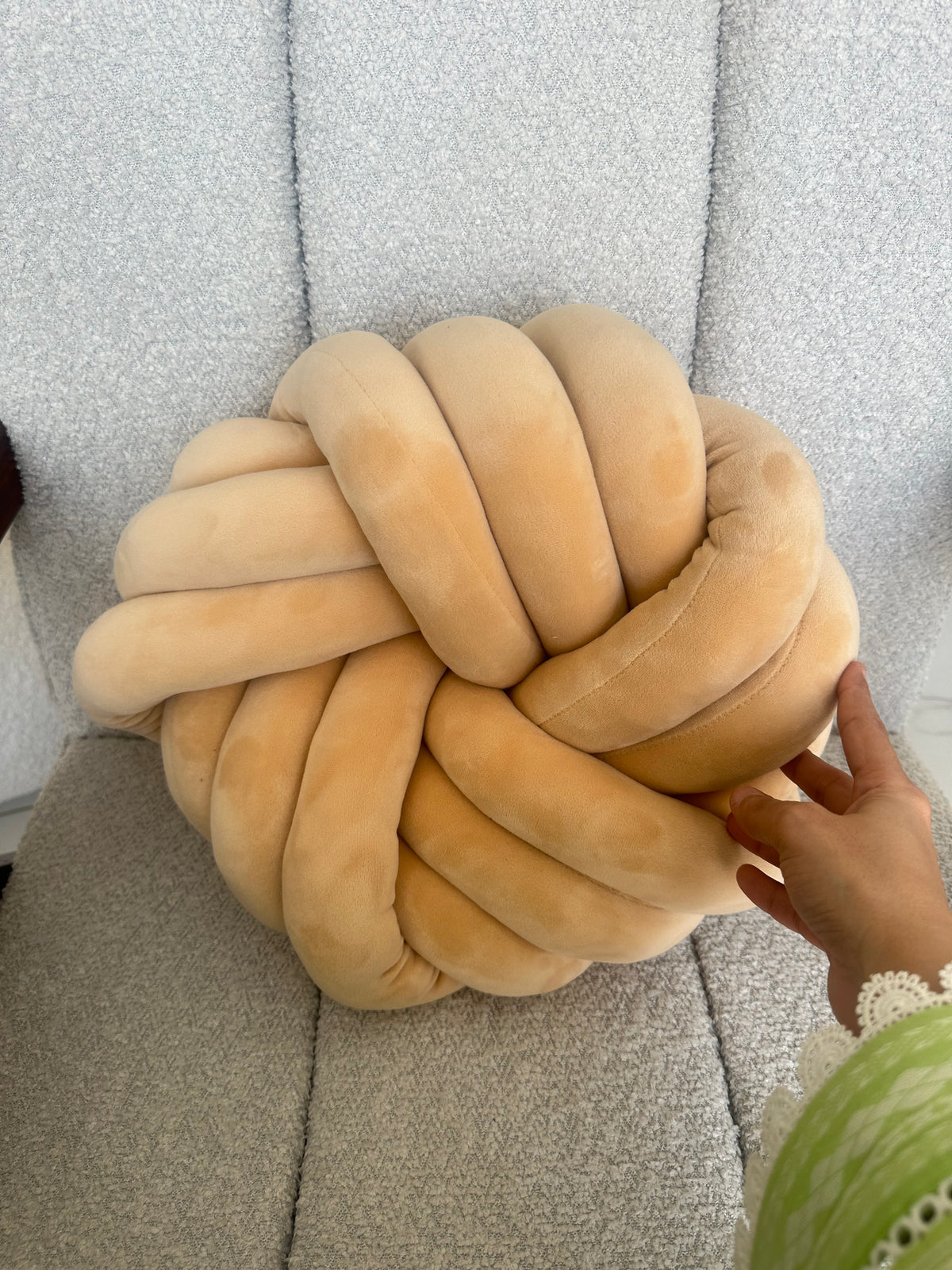 Knotted Cushion 08