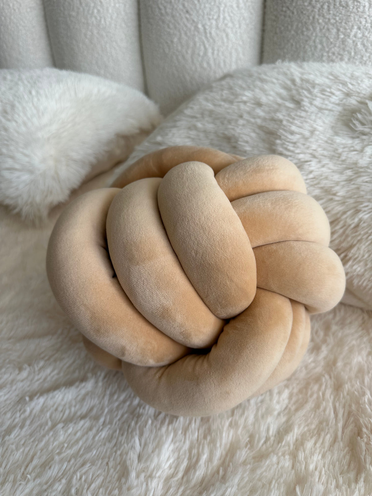 Knotted Cushion 06