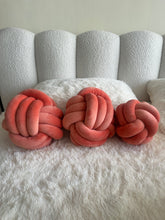 Knotted Cushion 04