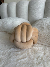 Knotted Cushion 06