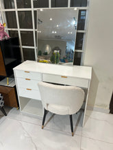 Daisy makeup Vanity