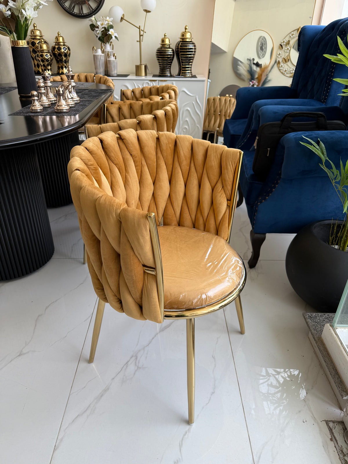 Knotted chair set with table