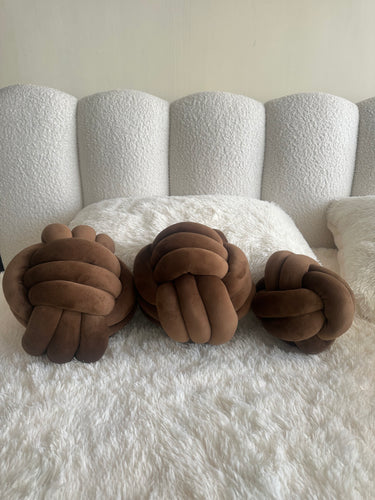 Knotted Cushion 05