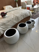 Round Pot Black/White