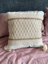 Macrame cushion 04
