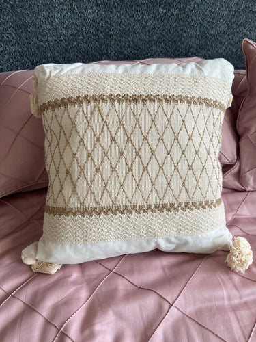 Macrame cushion 04