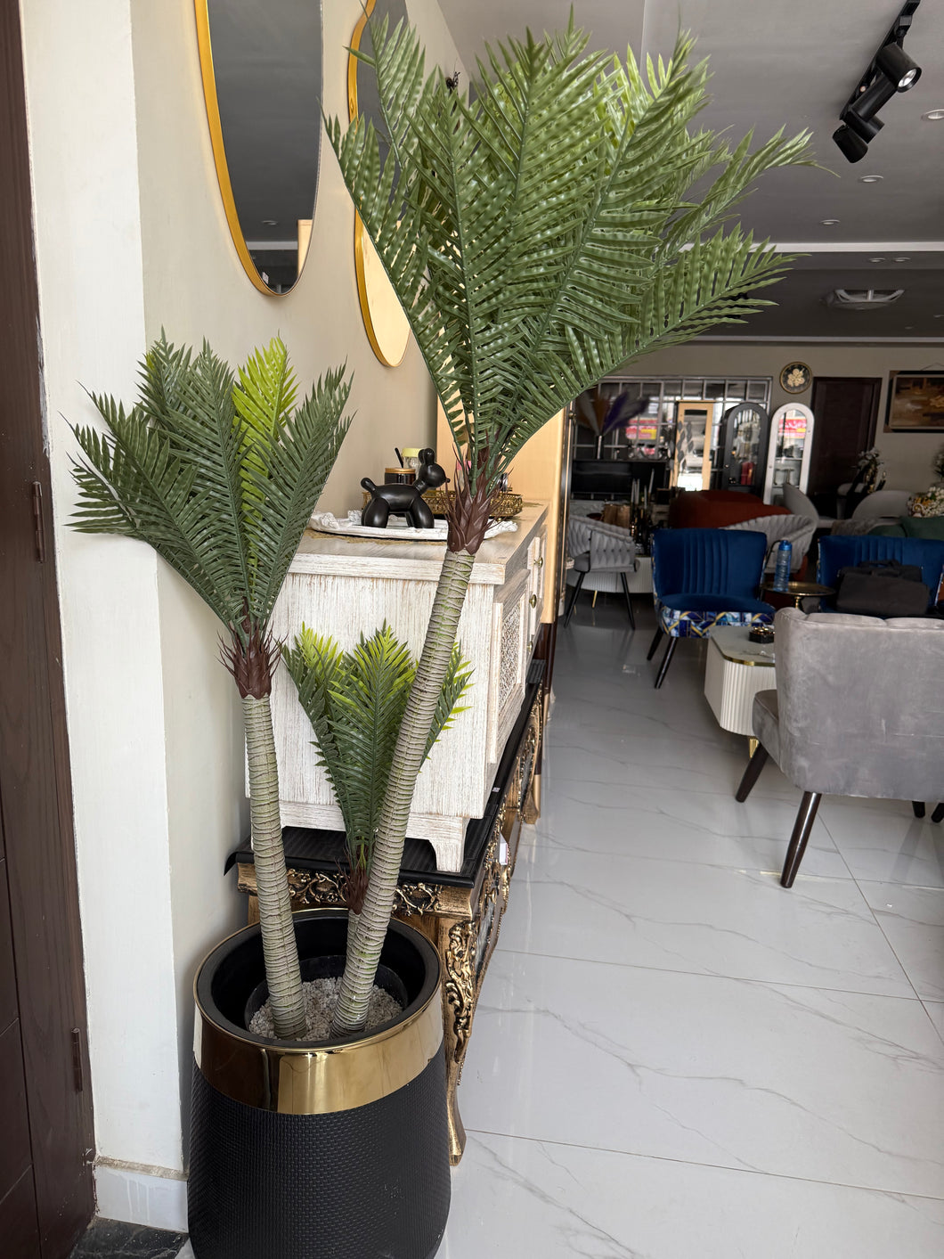 Artifical plants and planter 25