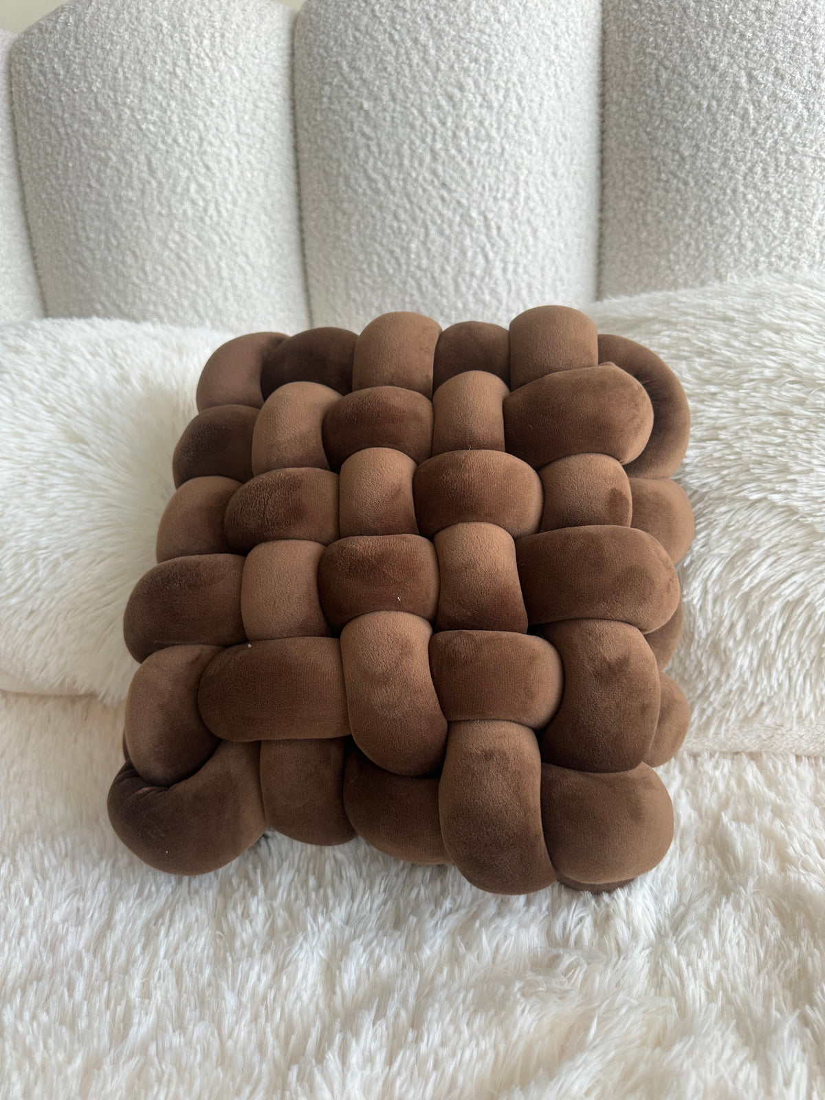 Knotted Cushion 01