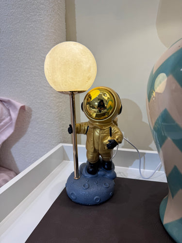 Astraunat lamp