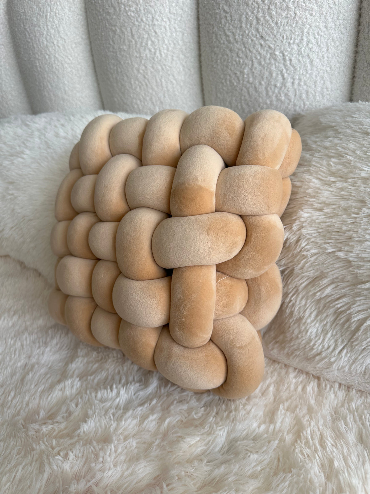 Knotted Cushion 03