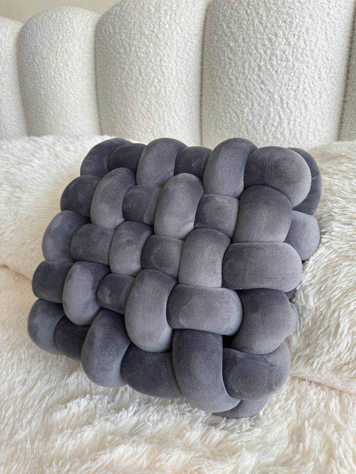 Knotted Cushion 02