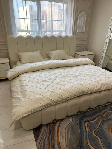 Rocky boucle bed