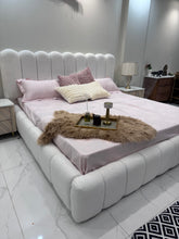 Rocky boucle bed