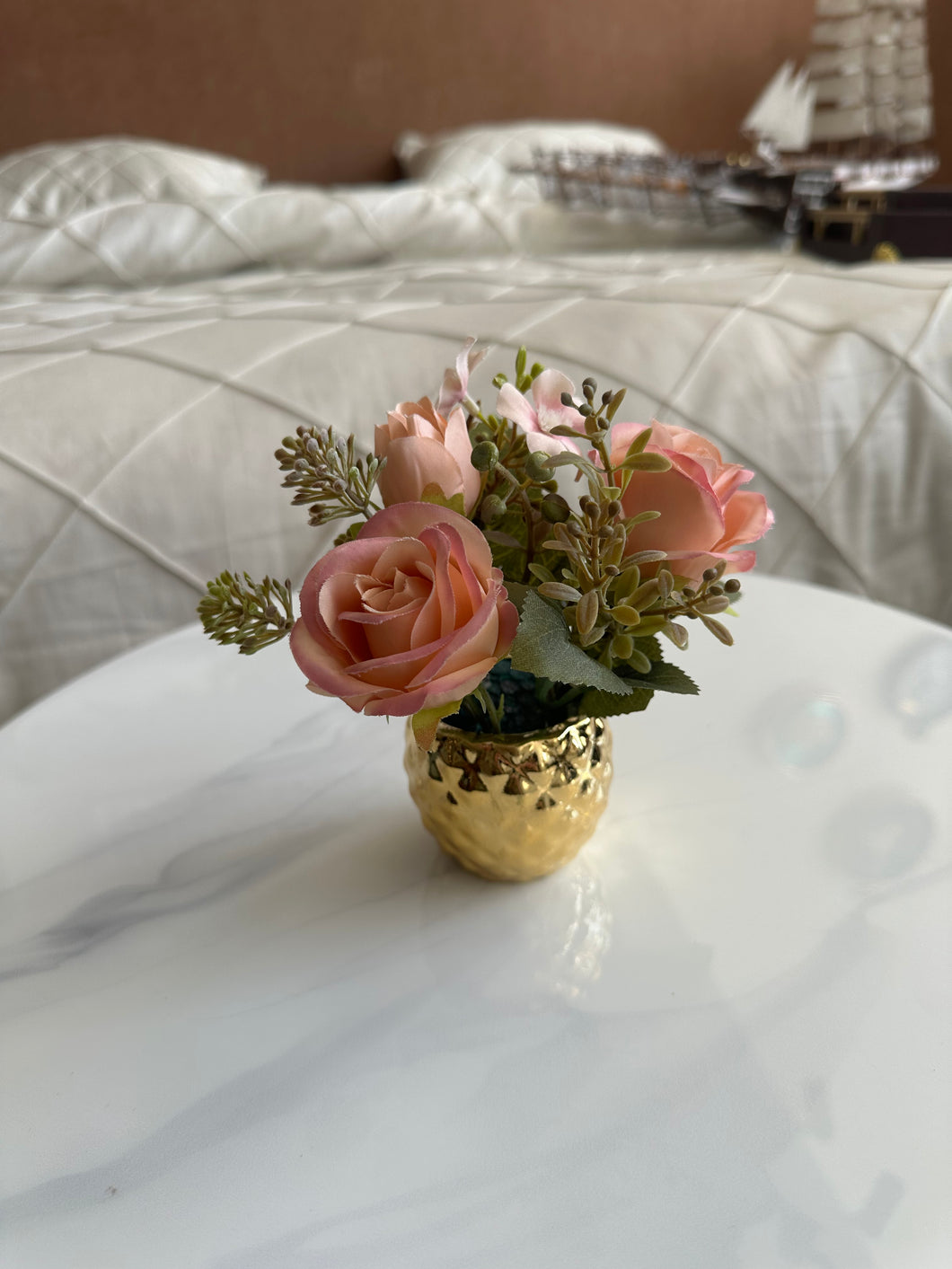 Ceramic Gold planter 18