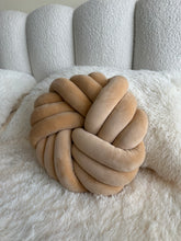 Knotted Cushion 08