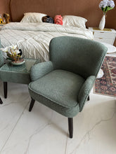 Allure Chair green 032 with table