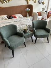 Allure Chair green 032 with table
