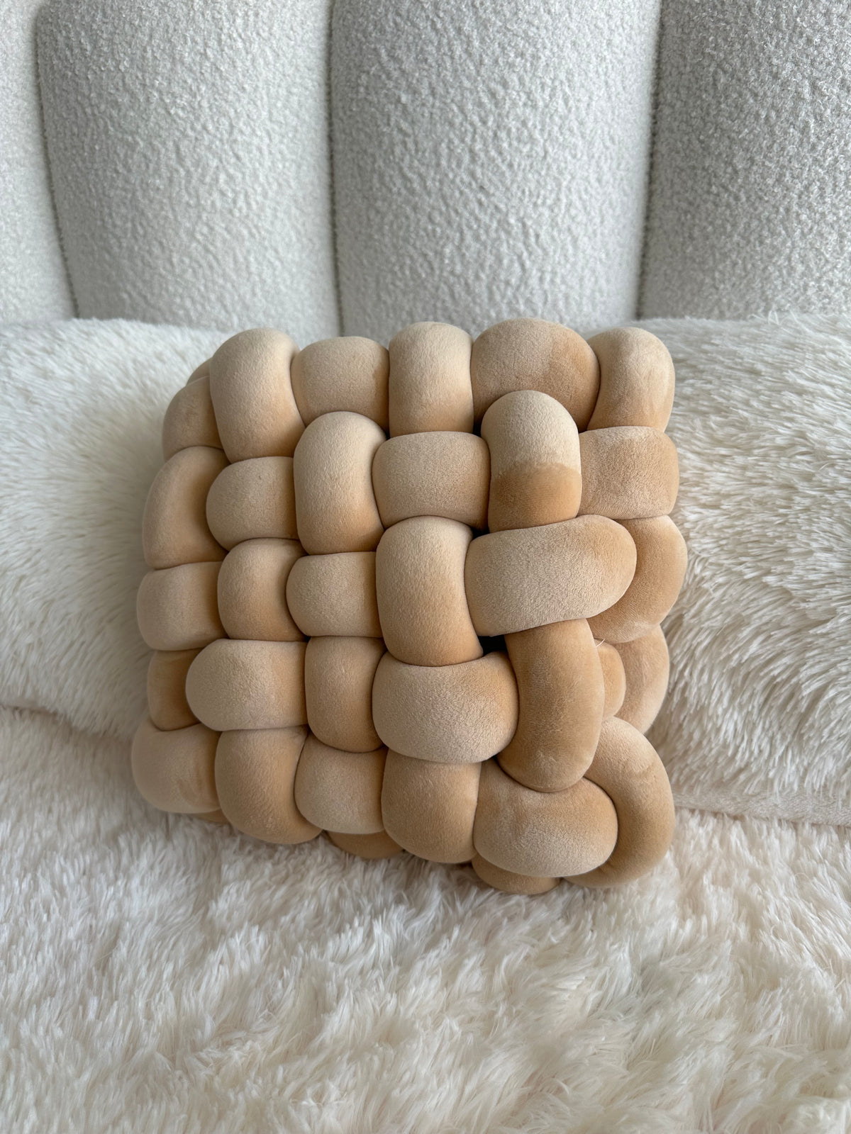 Knotted Cushion 03