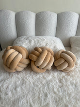 Knotted Cushion 06