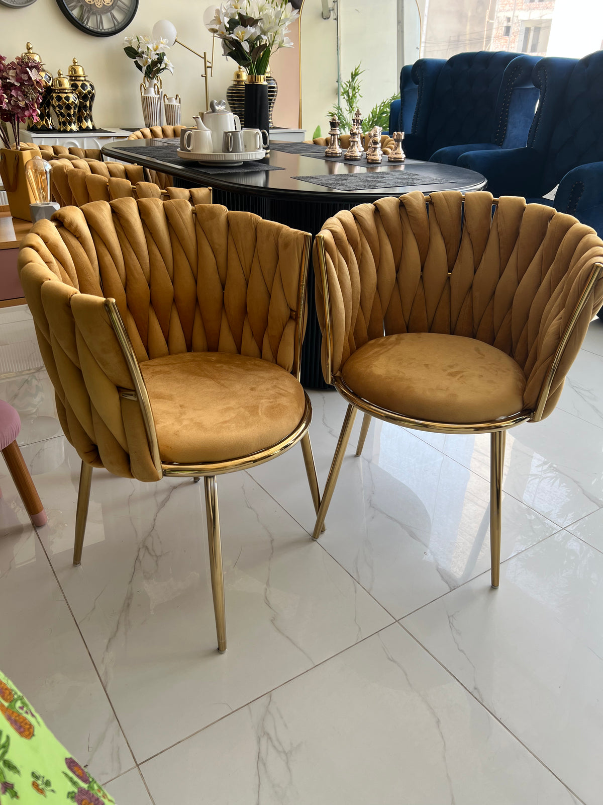 Knotted chair set with table