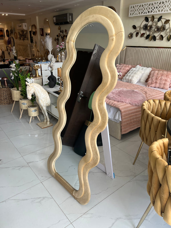 Wavy round mirror