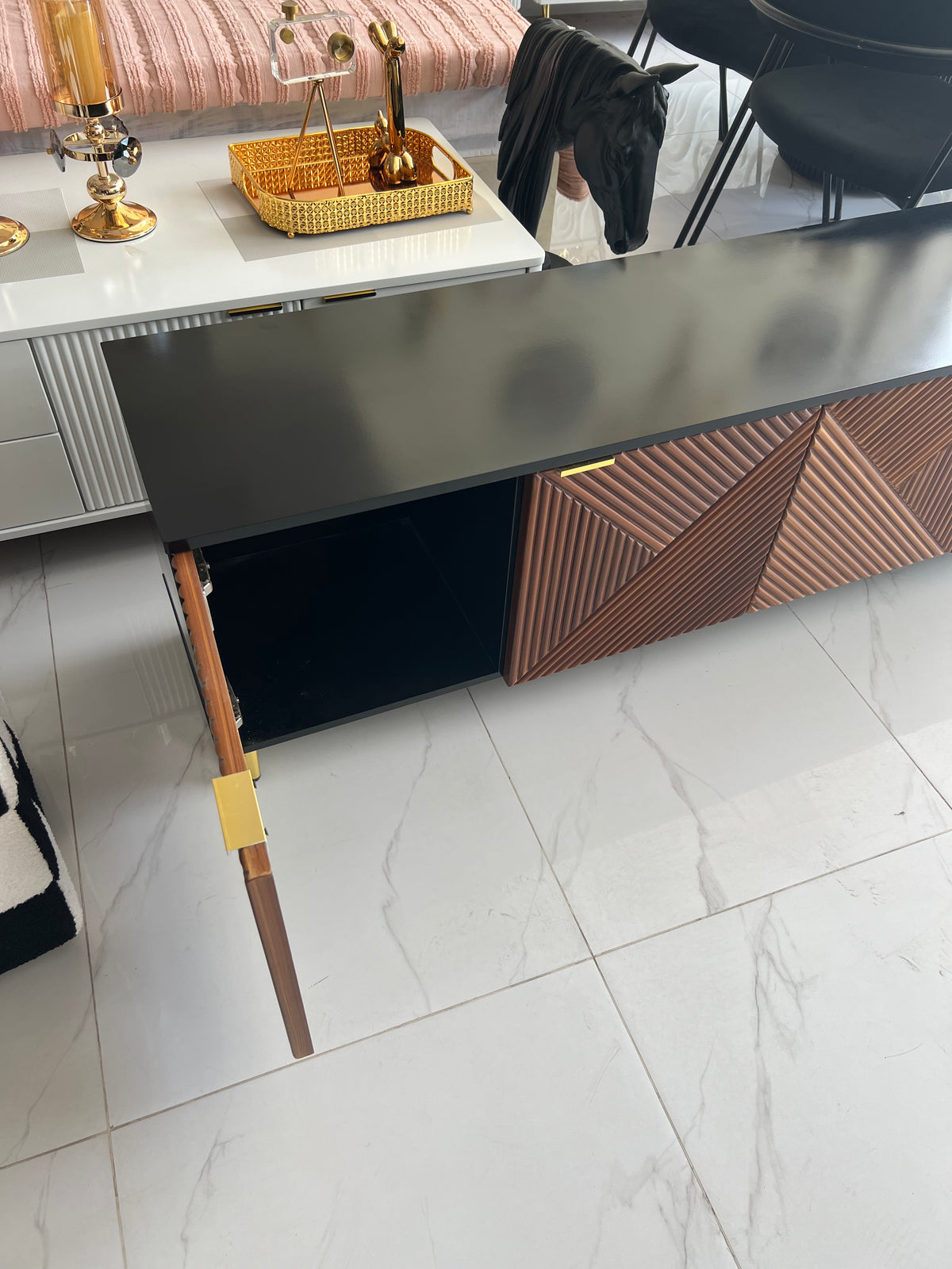 Nicholas LCD Console 02
