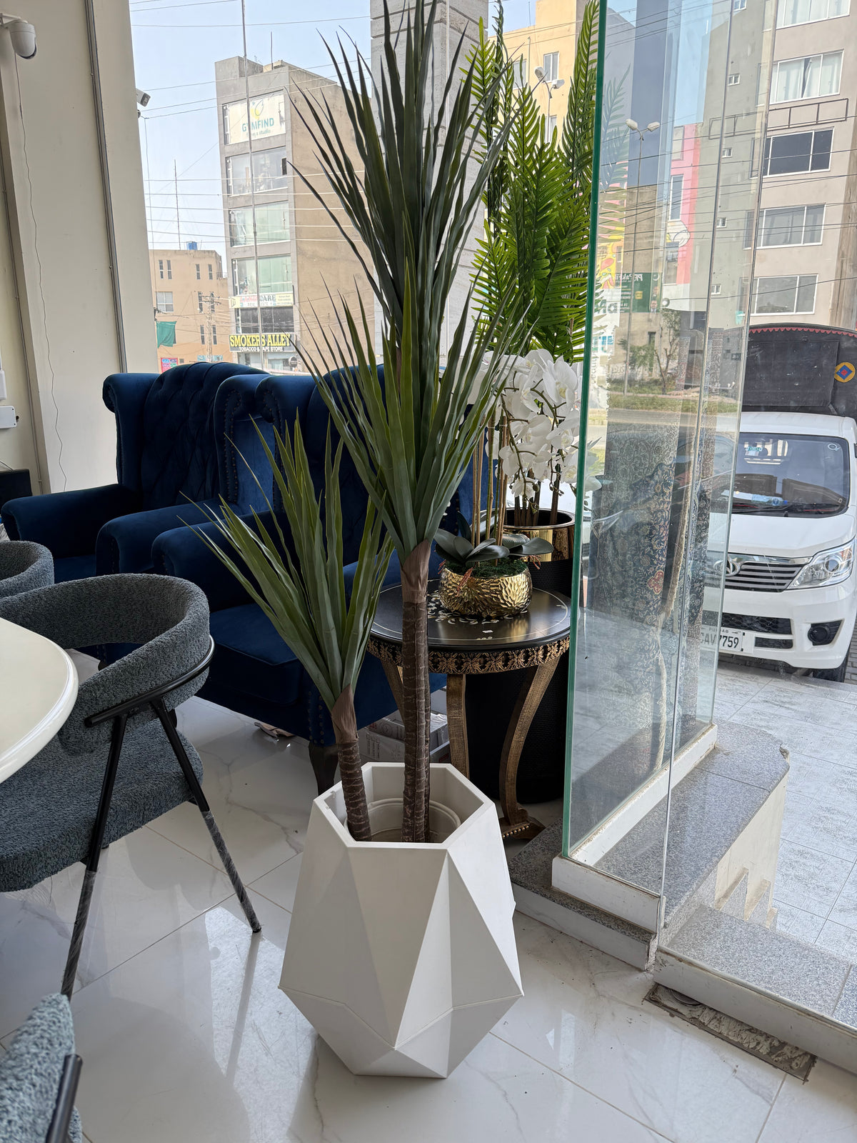 Artifical plants and planter 034